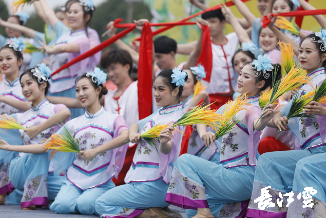 9月21日,咸寧市咸安區(qū)高橋蘿卜小鎮(zhèn)百畝草地上舉行了“慶豐收·迎小康”第三屆中國農(nóng)民豐收節(jié)湖北分會(huì)場(chǎng)咸寧主會(huì)場(chǎng)慶?;顒?dòng),全市各界農(nóng)民代表相聚白水畈的美麗田野,分享豐收的喜悅,慶祝屬于自己的節(jié)日。 開幕式上舉行了精彩的文藝演出,演出在舞蹈《慶豐收》中拉開序幕,歌舞《錦繡小康》呈現(xiàn)出咸寧各地欣欣向榮、脫貧致富奔小康的幸福場(chǎng)景。網(wǎng)紅歌曲《你莫走》、舞蹈《慶豐收》、歌舞《一起幸福》,一個(gè)個(gè)精彩的節(jié)目輪番上演,博得現(xiàn)場(chǎng)觀眾陣陣掌聲。 開幕活動(dòng)現(xiàn)場(chǎng)還舉行了頒獎(jiǎng)儀式,第二屆“美麗中國、鄉(xiāng)村振興”全國農(nóng)民詩歌邀請(qǐng)賽獲獎(jiǎng)組織和個(gè)人,全市農(nóng)村人居環(huán)境整治示范村,省級(jí)農(nóng)業(yè)產(chǎn)業(yè)化工作先進(jìn)集體和先進(jìn)個(gè)人上臺(tái)領(lǐng)獎(jiǎng)。現(xiàn)場(chǎng)還舉行了鄂南民俗展演、農(nóng)民趣味運(yùn)動(dòng)會(huì)、扶貧農(nóng)產(chǎn)品以及咸寧特色農(nóng)產(chǎn)品展銷等豐富多彩的活動(dòng)。火爆的人氣,讓在場(chǎng)的展銷商賺得是盆滿缽滿。 咸寧市咸安區(qū)鑫達(dá)種養(yǎng)專業(yè)合作社理事長(zhǎng)萬永輝:今年家里的香菇都豐收了,一上午我就賣出了一萬多元,我們合作社采取的是“合作社+農(nóng)戶”的模式,也帶領(lǐng)了20多戶貧困戶脫貧了。 咸寧市致遠(yuǎn)種植專業(yè)合作社理事長(zhǎng) 吳海兵:我們今年是真真正正地豐收了,我們生姜的價(jià)格足足翻了三倍,跟著我們一起的貧困戶也平均增收了3000元左右。 而這一系列的活動(dòng),都是在蘿卜小鎮(zhèn)的草地上進(jìn)行的,草地作舞臺(tái)、草地搞展示、草地上比賽等等,這數(shù)百畝草地,此時(shí)此刻成為了咸寧農(nóng)民們慶祝豐收的歡樂場(chǎng)。 咸寧市咸安區(qū)高橋鎮(zhèn)黨委書記王順榮:今年的湖北分會(huì)場(chǎng)在我們高橋蘿卜小鎮(zhèn)舉辦,我感到很榮幸,我們從一顆蘿卜做起,以白水畈蘿卜為核心品牌,打造白水畈"我家菜園"蔬菜基地及旅游觀光體驗(yàn)中心,發(fā)展綠色農(nóng)業(yè)、生態(tài)旅游,增加產(chǎn)業(yè)開發(fā)的綜合效益,創(chuàng)建蘿卜特色小鎮(zhèn),走出了一條農(nóng)業(yè)、旅游相結(jié)合的新路,推動(dòng)高橋鎮(zhèn)一二三產(chǎn)業(yè)融合發(fā)展。 鄉(xiāng)親們說,這在以前是想都不敢想的,高橋鎮(zhèn)蝸居山里,太偏遠(yuǎn)又沒有資源優(yōu)勢(shì),想發(fā)展太難。而現(xiàn)在這一切的悄然改變,得益于2017年10月13日,咸安區(qū)政府與鄂旅投公司正式簽署的《131軍旅小鎮(zhèn)+白水畈田園綜合體旅游開發(fā)投資合作協(xié)議》,鄂旅投公司將投資30億元,在高橋鎮(zhèn)打造131軍旅小鎮(zhèn)和白水畈田園綜合體旅游開發(fā)項(xiàng)目。項(xiàng)目共分為131軍旅小鎮(zhèn)、白水畈美麗鄉(xiāng)村、特色農(nóng)業(yè)示范、旅游綜合體四大板塊,打造旅游綜合服務(wù)區(qū)、澄水洞軍事展示區(qū)、青少年國防教育基地、鐵血軍事樂園區(qū)、戰(zhàn)狼訓(xùn)練基地、美麗村灣民俗區(qū)、四季瓜果示范區(qū)、農(nóng)耕文化展示區(qū)、特色商業(yè)街區(qū)和康養(yǎng)度假區(qū)十大功能區(qū)。 咸寧市咸安區(qū)高橋鎮(zhèn)黨委書記王順榮:我們引進(jìn)鄂旅投,打造蘿卜小鎮(zhèn),目前建設(shè)有蘿卜小鎮(zhèn)科普館、蘿卜鄉(xiāng)學(xué)院、蘿卜酒店等休閑旅游項(xiàng)目,十一馬上到了,也歡迎廣大游客前來游玩。 今年是決勝全面建成小康社會(huì)、決戰(zhàn)脫貧攻堅(jiān)之年。咸寧市本著"儉樸、祥和、歡樂,農(nóng)民參與,農(nóng)民唱主角"的辦節(jié)思路,而此屆中國農(nóng)民豐收節(jié)辦節(jié)費(fèi)用也是倍減。 農(nóng)為邦本,本固邦寧。今年,面對(duì)重大疫情和特大洪澇災(zāi)害,咸寧市扎實(shí)做好“六穩(wěn)”工作、落實(shí)“六?!比蝿?wù),克服重重困難,推動(dòng)農(nóng)業(yè)實(shí)現(xiàn)持續(xù)平穩(wěn)發(fā)展,形成了茶葉、油茶、中藥材等12個(gè)特色農(nóng)業(yè)主導(dǎo)產(chǎn)業(yè),“全國一村一品示范村鎮(zhèn)”發(fā)展到14家,國家級(jí)、省級(jí)農(nóng)業(yè)產(chǎn)業(yè)化龍頭企業(yè)達(dá)到55家。尤其是糧食產(chǎn)量預(yù)計(jì)達(dá)118萬噸、蔬菜產(chǎn)量預(yù)計(jì)達(dá)260萬噸,生豬預(yù)計(jì)出欄183.52萬頭,農(nóng)業(yè)生產(chǎn)再獲豐收,糧食安全有效保障,讓農(nóng)民的腰包更鼓、家園更美、生活更甜,為加快實(shí)施鄉(xiāng)村振興戰(zhàn)略、推動(dòng)咸寧高質(zhì)量發(fā)展提供堅(jiān)實(shí)保障。